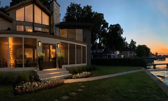 Paw Paw Lake Casa | Casa frente al lago con vistas increíbles, bellamente actualizada y excelente ubicación