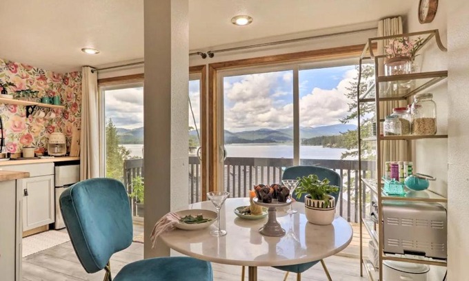 Newman Lake Casa | Lakefront Honeymoon Bay Studio Cottage