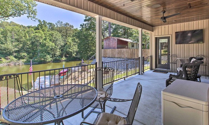 Mid America Casa | Lakefront Hot Springs Retreat w/ Deck & Grill
