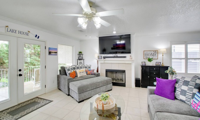 Lake Hamilton Apartamento | Lakefront Hot Springs Condo w/ Private Boat Slip!