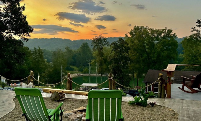 La Follette Cabina | Lakefront, hot tub, 2 bdrm w/ loft, kayaks, beach, fire pits,! sxs trails