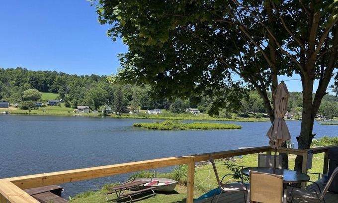 Kingsley Casa | LAKEFRONT. Hot tub. Fireplace. Close to Elk Mtn. Dog friendly. Updated in 2022.