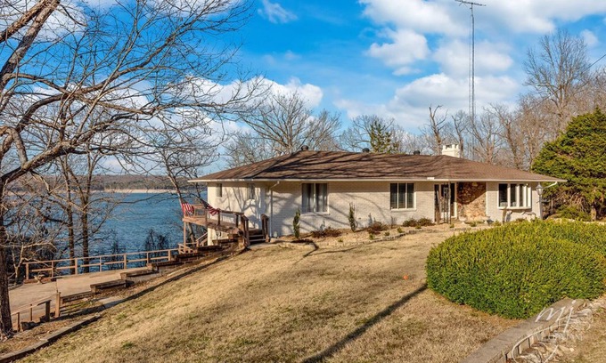 Bull Shoals Casa | Lakefront Hot Tub+Kayaks+Firepit+Walk to the Water+Entertaining backyard deck