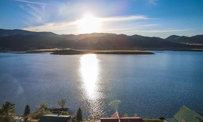 Wolf Creek Casa | Lakefront house on Holter Lake