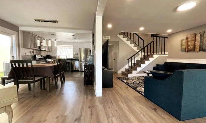 Agoura Hills Casa | Lakefront house