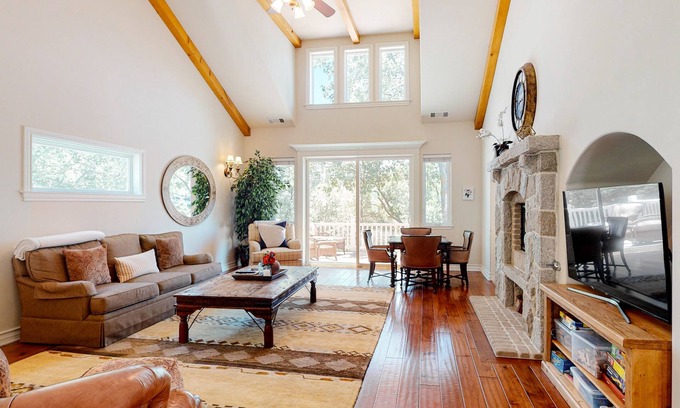 Lake Arrowhead Casa | Lakefront house & guesthouse with billiards room & chef's kitchen - dog-friendly