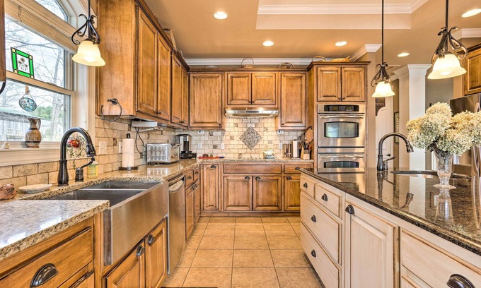 Centre Casa | Lakefront House w/ Game Room, Deck & Views!