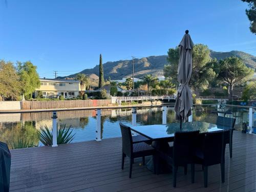 Agoura Hills Casa | Lakefront House With Breath Taking Views