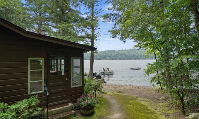 Brant Lake Casa | Casa frente al lago con muelle, playa de arena, cocina completa, magníficas vistas