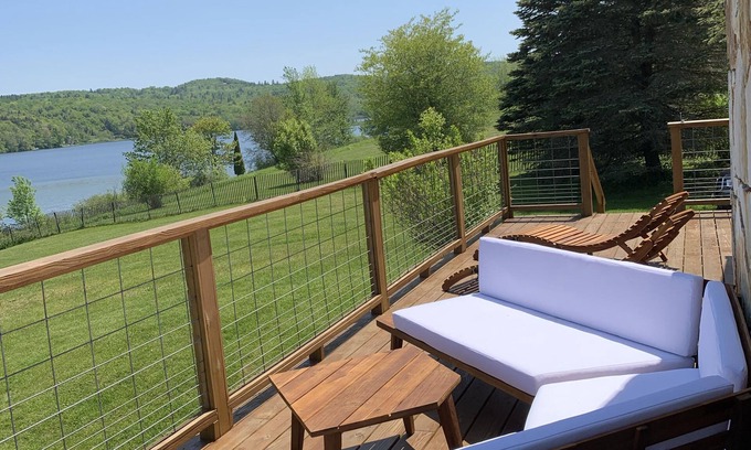 Whitingham Cabina | Lakefront House with Stunning Views and Great Room