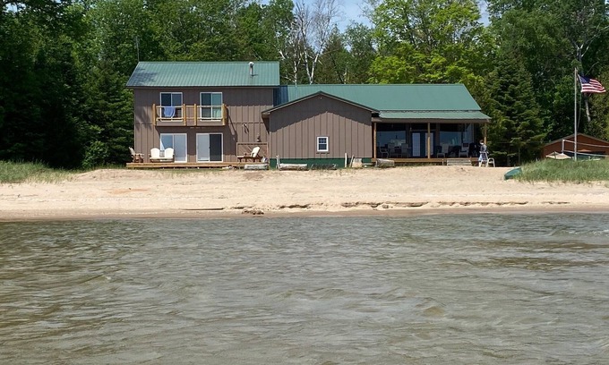 Menominee Casa | Lakefront Lake Michigan Beach House 5,500sf