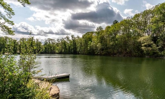 Lakeville Casa | Lakefront Lakehouse Luxury in Connecticut