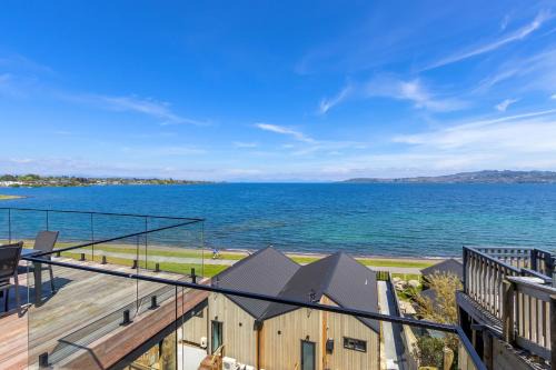 Taupo Casa | Lakefront Large Deck Area Spa Pool