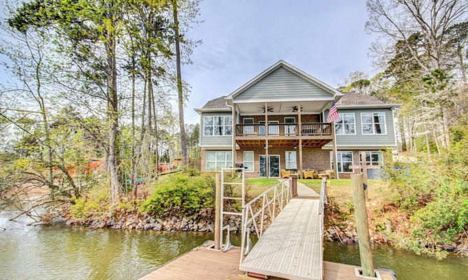 Leesville Casa | Lakefront Leesville Retreat w/ Private Dock!