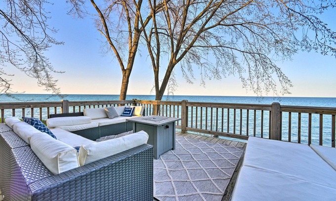 Lexington Cabaña | Lakefront Lexington Escape: Steps to Beach!