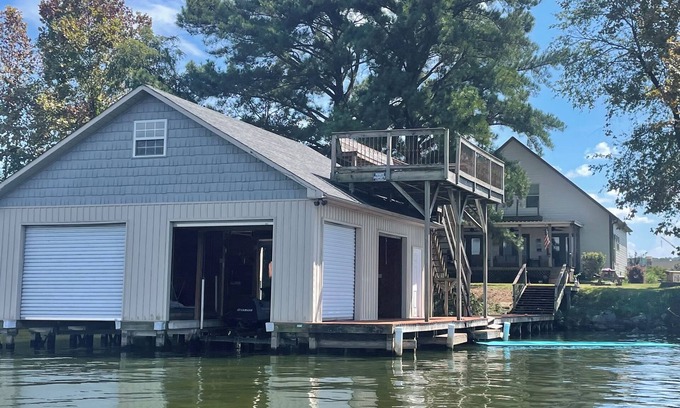Guntersville Casa | Lakefront Lifestyle you've been dreaming of awaits in this waterfront community.