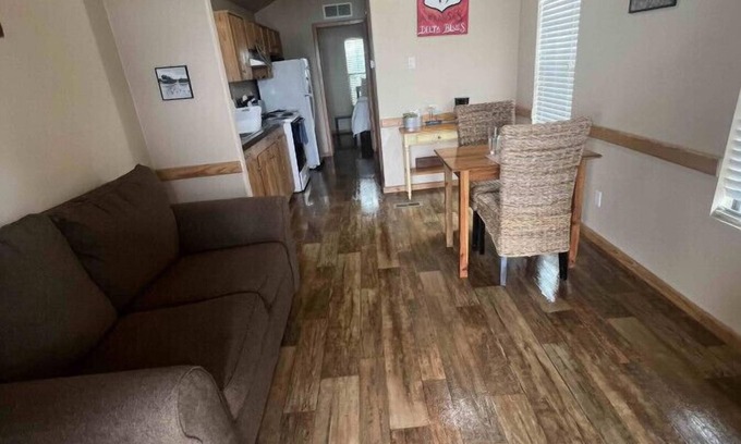 Lake Village Cabina | Lakefront Living at Your Door!