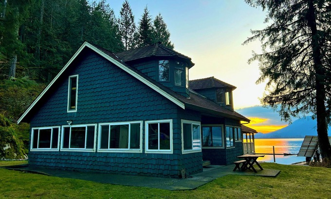 Fraser Valley Regional District Cabina | Lakefront Lodge and 3 Rustic Cabins - Sleeps 36 - Boat Access - Hot Showers+WIFI