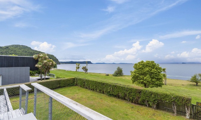 Kuratau Casa | Lakefront Lodge - Kuratau Holiday Home