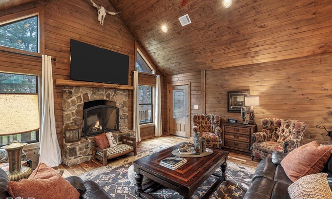 Shreveport Casa | Emerald Isle Lakefront Lodge with Hot Tub