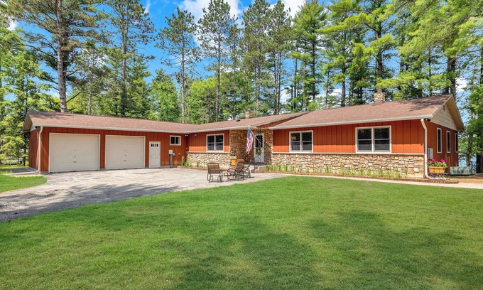 Riverview Casa | Lakefront Lodge-Private Dock-Swimming-Game Room