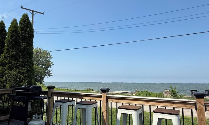 Gypsum Casa | Lakefront Lodge + Sleeps 12 + Bay Views + Hot Tub