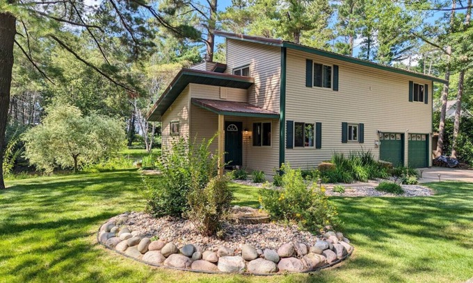 Wausau Cabina | Lakefront Lodge w/ hot tub, fireplace & fire pit