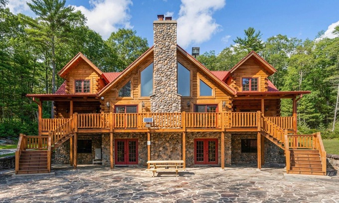 Highland Lake Cabina | Lakefront Lodge w/ Pvt Dock, Sauna, GameRm, Pickle/Basketball Court, Firepit