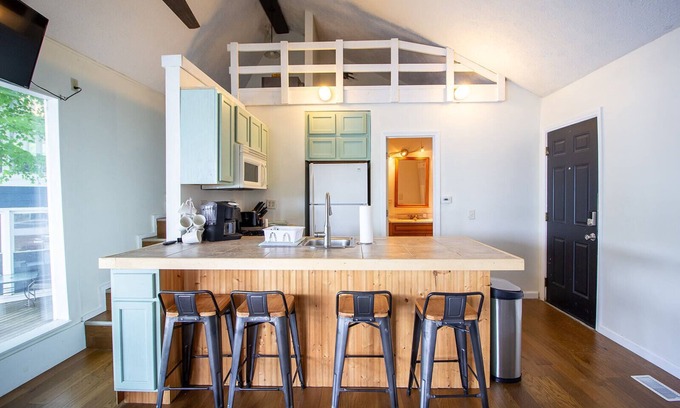 Noblesville Casa | Lakefront Loft- sleep 5, hot tub