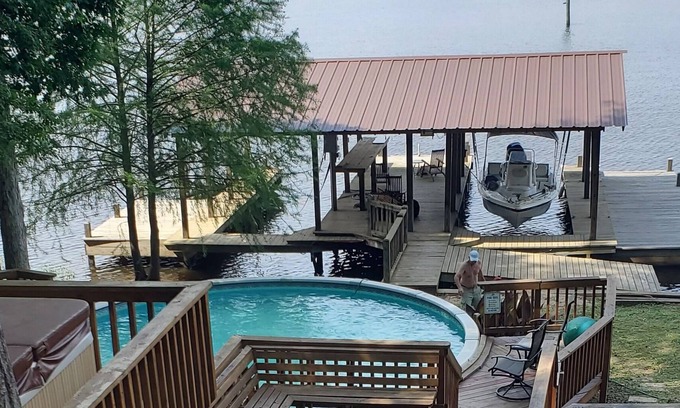 Farmerville Cabina | Lakefront log cabin on Lake D'Arbonne sleeps 10