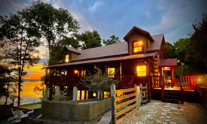 Georgetown Cabina | Lakefront log cabin over looking Walter George Reservoir, aka Lake Eufaula, Al
