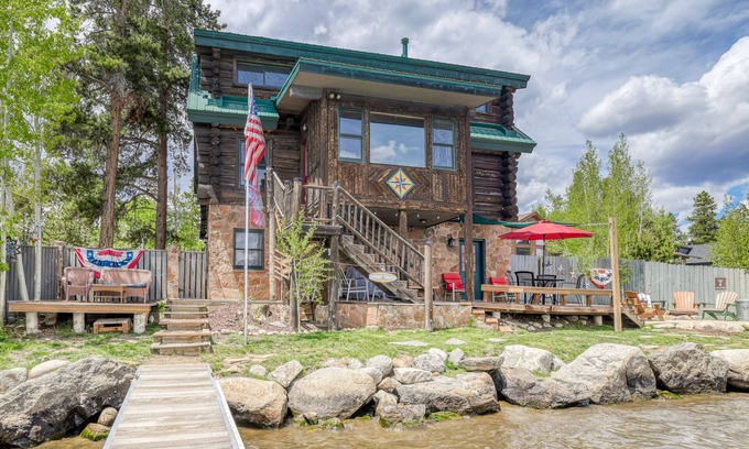 Grand Lake Casa | Lakefront Log Home en el muelle privado de Shadow Mountain Lake para pescar o navegar (no se admiten mascotas)