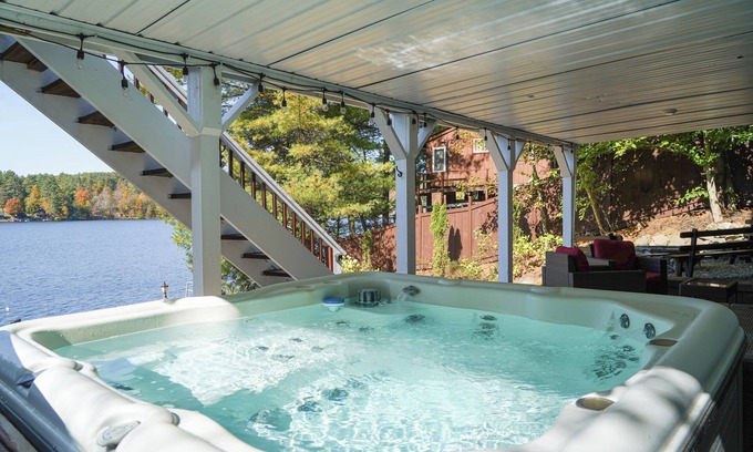 Fort Ann Casa | Mirador frente al lago: bañera de hidromasaje, bar / sala de juegos, frente al lago grande y muelle