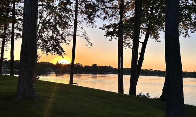 Crosby Cabina | Lakefront Luxe: Rustic-Chic Guesthouse with Hot Tub & Paddle Boards