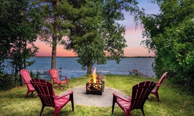 Greater Napanee Casa | Lakefront "Luxury" Fully Equipped Cottage with game room & deck.