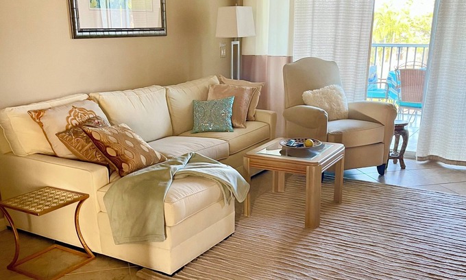 Iona Condominio | Lakefront luxury 3-bedroom 2-bath condo with garage in Fort Myers, near beach!