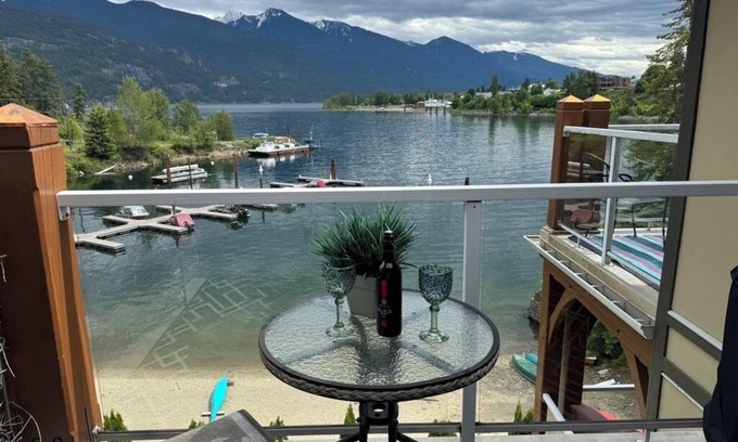 Kaslo Condominio | LAKEFRONT LUXURY CONDO.