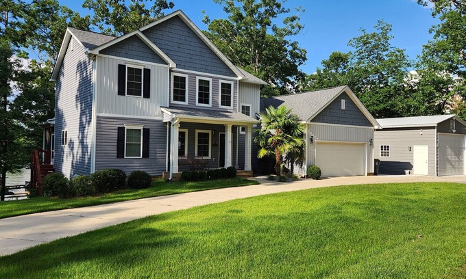 Gilbert Casa | Lakefront Luxury Apartment on Lake Murray ~Next to Marina & 10 min to Lexington