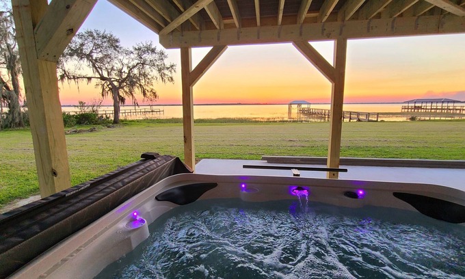 Frostproof Casa | Lakefront Luxury-Legoland, Lake Wales, Sebring Raceway, Disney & Hiking Nearby