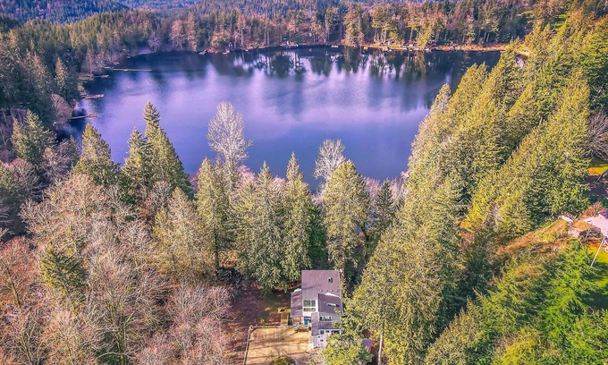 Enumclaw Casa | Lakefront Luxury: Private Lake Access, Near Skiing