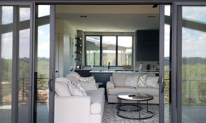 Spicewood Condominio | Lakefront Luxury Retreat: 3BR Condo with Stunning Hill Country Views