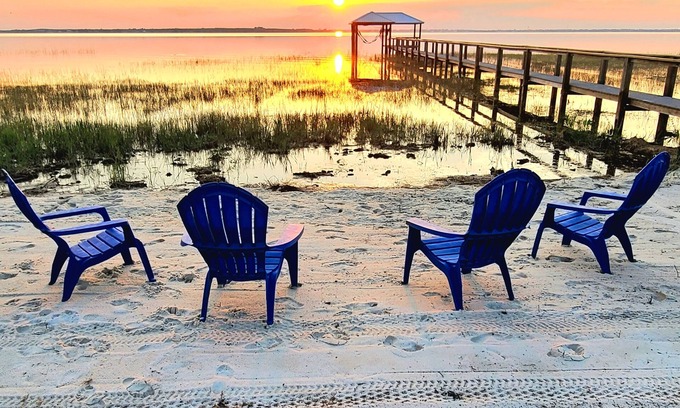 Frostproof Casa | Lakefront Luxury-Sebring Raceway, Lake Placid, Legoland, Disney & Hiking Nearby!