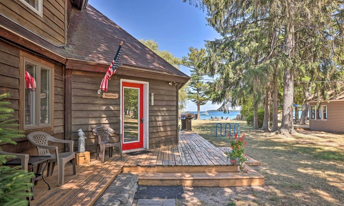 Suttons Bay Cabaña | A orillas del lago 'Manitou Cottage' Cerca de Dwtn Suttons Bay!
