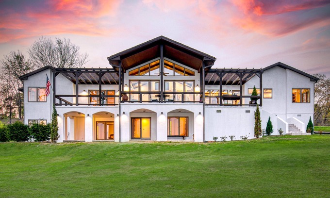 Hot Springs Casa | Lakefront Mansion! Enjoy Ping Pong, Pool, Shuffleboard, Kayaking, BBQ & Sunsets!