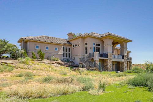 Tucumcari Casa | Lakefront Mansion Game Room and Deck in New Mexico!