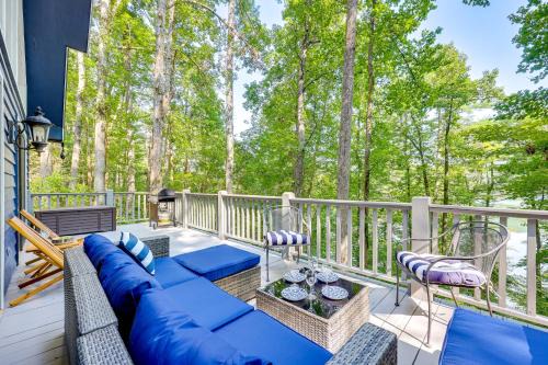 Unaka Casa | Lakefront Murphy Getaway with Deck, Dock and Kayaks!