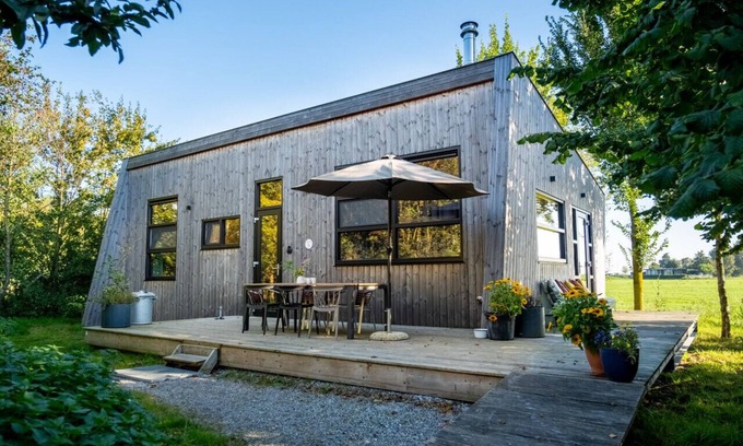 Grou Cabina | Lakefront Nature House in Friesland: Goudûle