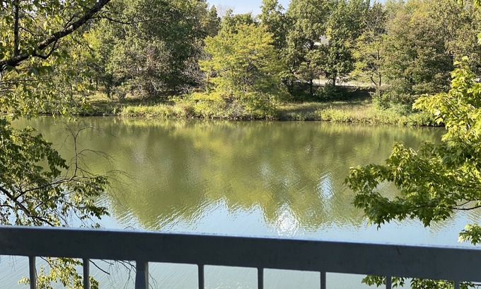 Kansas City Apartamento | Lakefront near KC Chiefs/Royals. Free round-trip airport & game transport