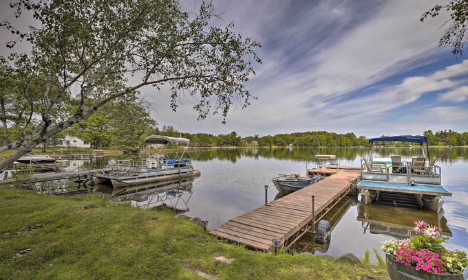 New Auburn Apartamento | Lakefront New Auburn Apt w/ Sauna & Sun Porch