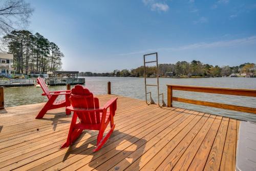 New London Casa | Lakefront New London Home Dock, Fire Pit and Views!